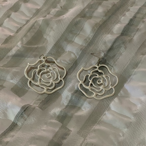 Express White Dangling Flower Earrings - Picture 3 of 4